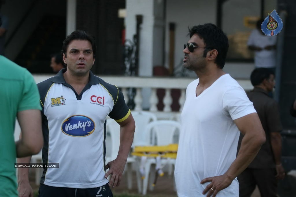 Mumbai Heroes vs Boxyboyz Match for CCL - 35 / 111 photos