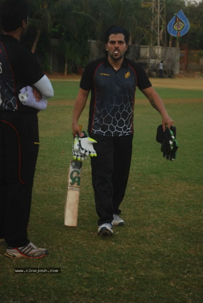 Mumbai Heroes vs Boxyboyz Match for CCL - 37 / 111 photos