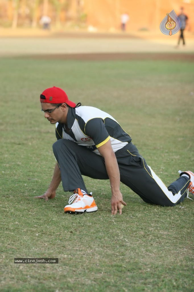 Mumbai Heroes vs Boxyboyz Match for CCL - 39 / 111 photos