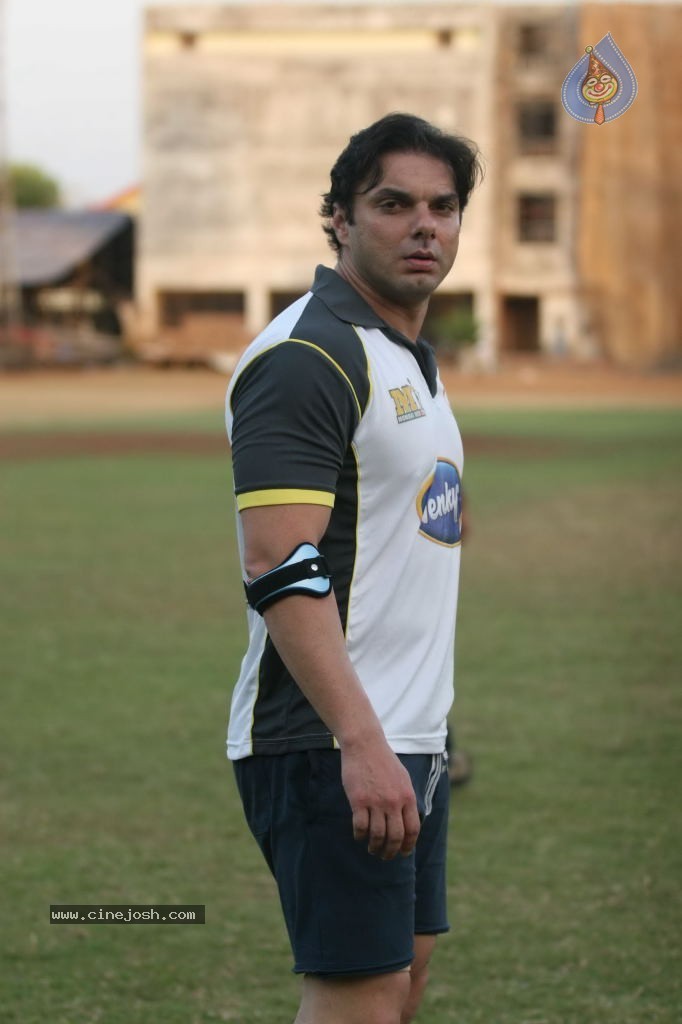 Mumbai Heroes vs Boxyboyz Match for CCL - 40 / 111 photos