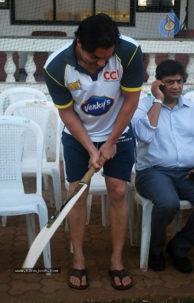 Mumbai Heroes vs Boxyboyz Match for CCL - 41 / 111 photos