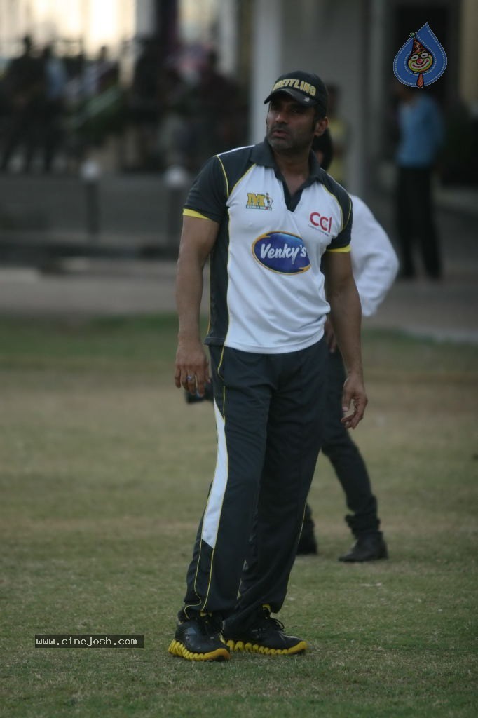 Mumbai Heroes vs Boxyboyz Match for CCL - 46 / 111 photos