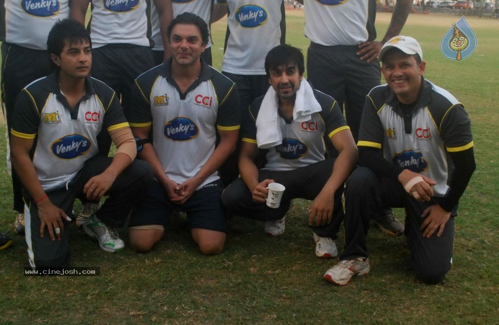 Mumbai Heroes vs Boxyboyz Match for CCL - 58 / 111 photos