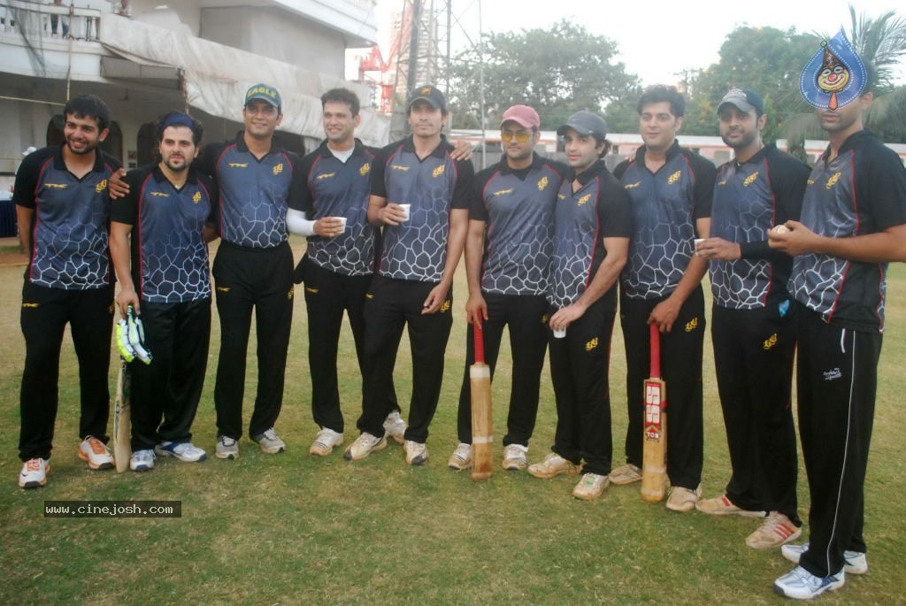 Mumbai Heroes vs Boxyboyz Match for CCL - 62 / 111 photos