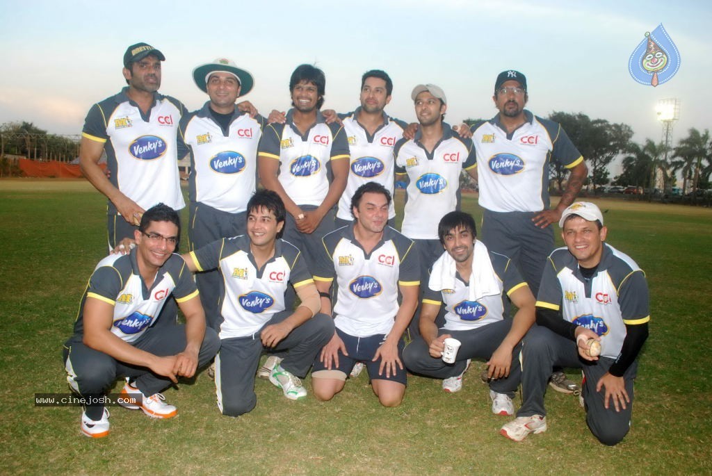 Mumbai Heroes vs Boxyboyz Match for CCL - 63 / 111 photos