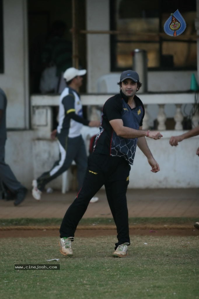 Mumbai Heroes vs Boxyboyz Match for CCL - 72 / 111 photos