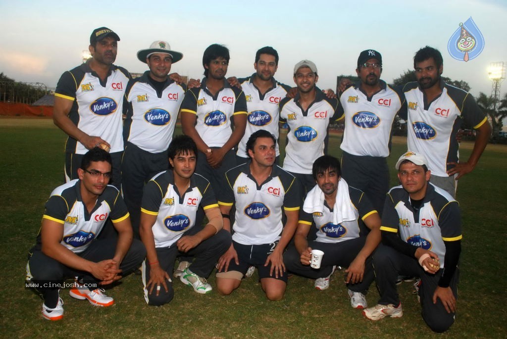 Mumbai Heroes vs Boxyboyz Match for CCL - 74 / 111 photos