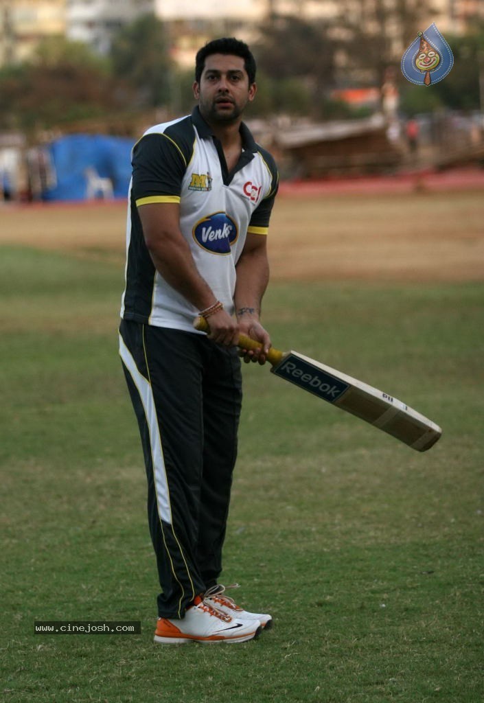 Mumbai Heroes vs Boxyboyz Match for CCL - 76 / 111 photos