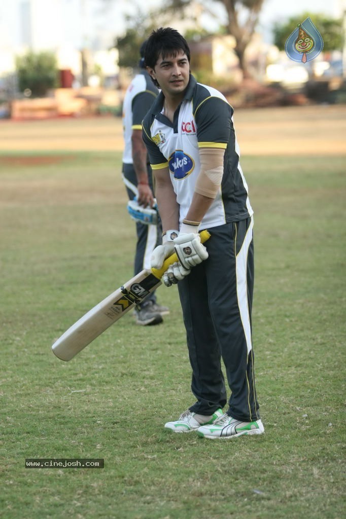 Mumbai Heroes vs Boxyboyz Match for CCL - 79 / 111 photos
