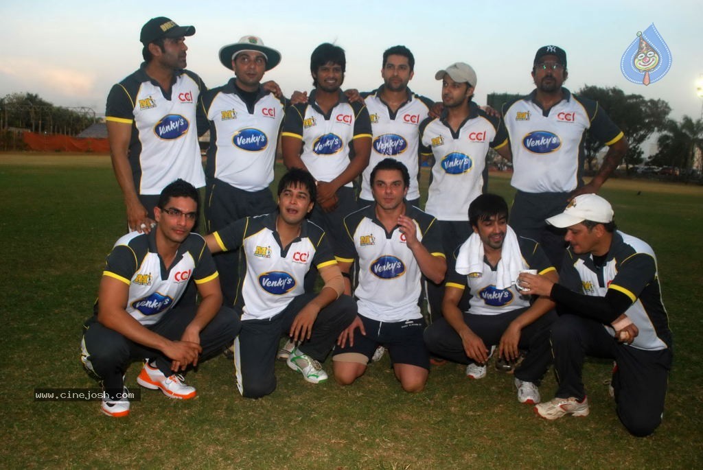 Mumbai Heroes vs Boxyboyz Match for CCL - 80 / 111 photos