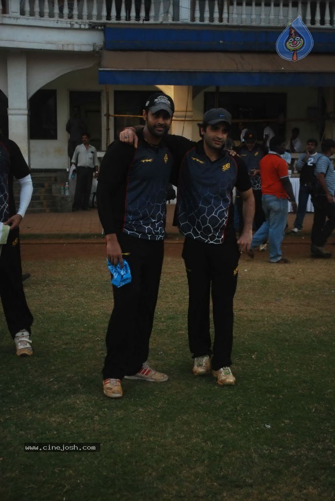 Mumbai Heroes vs Boxyboyz Match for CCL - 83 / 111 photos