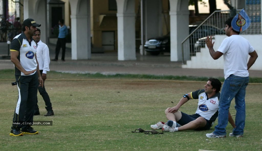Mumbai Heroes vs Boxyboyz Match for CCL - 86 / 111 photos