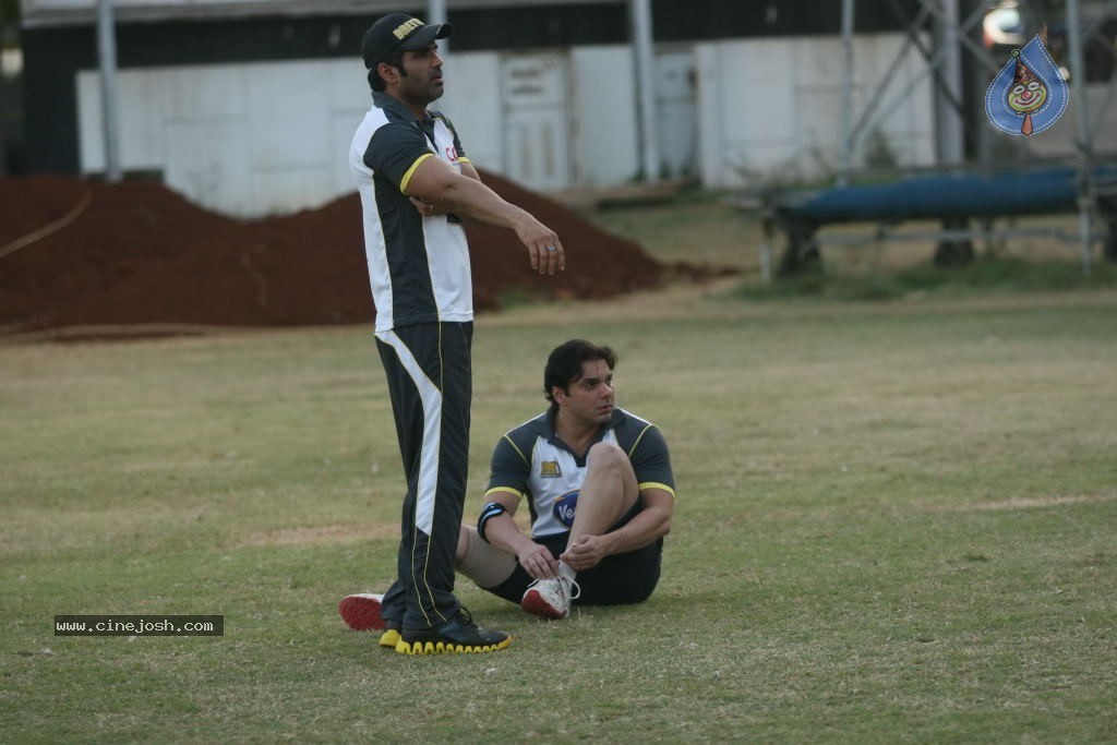 Mumbai Heroes vs Boxyboyz Match for CCL - 88 / 111 photos