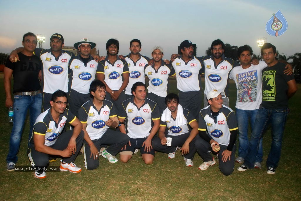 Mumbai Heroes vs Boxyboyz Match for CCL - 93 / 111 photos