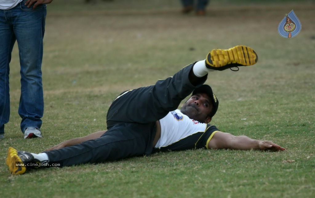 Mumbai Heroes vs Boxyboyz Match for CCL - 96 / 111 photos