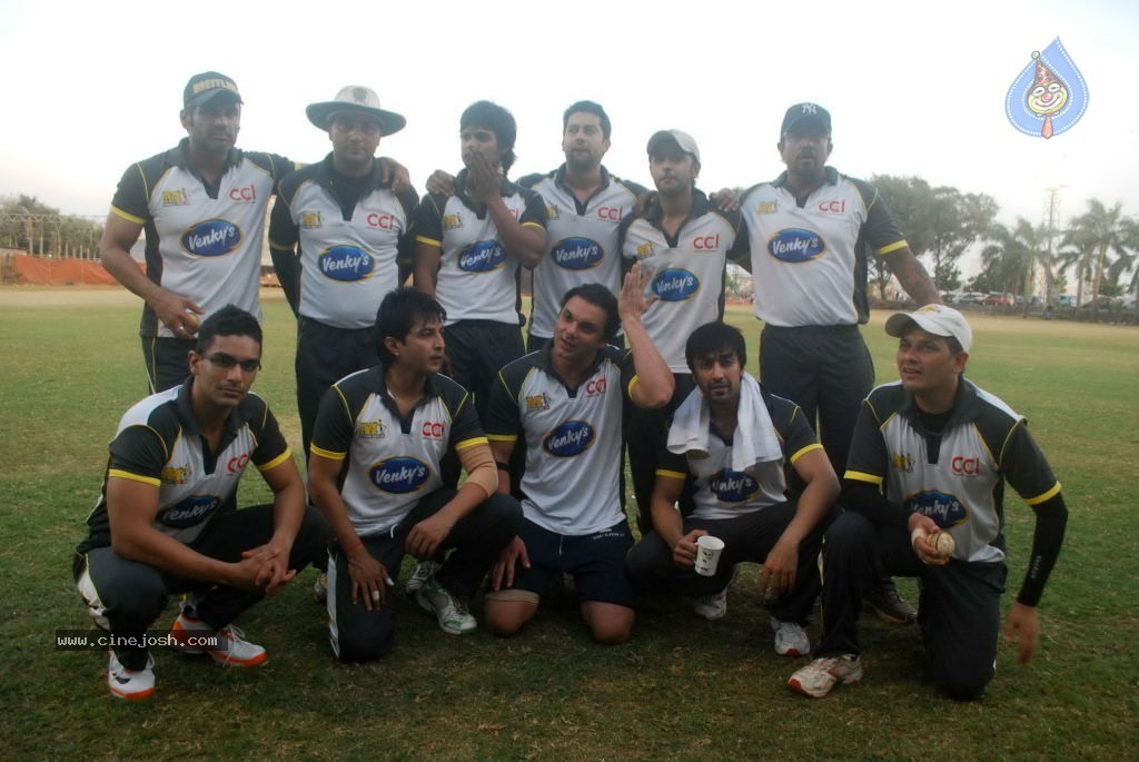 Mumbai Heroes vs Boxyboyz Match for CCL - 97 / 111 photos