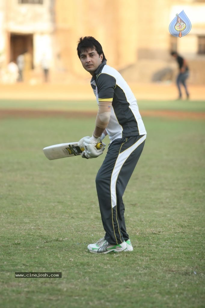 Mumbai Heroes vs Boxyboyz Match for CCL - 99 / 111 photos