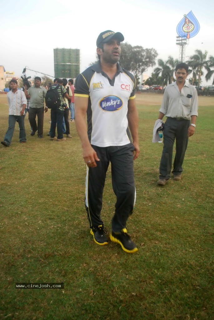 Mumbai Heroes vs Boxyboyz Match for CCL - 105 / 111 photos