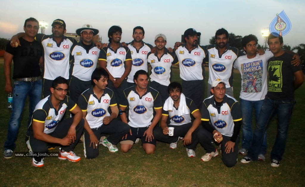 Mumbai Heroes vs Boxyboyz Match for CCL - 109 / 111 photos
