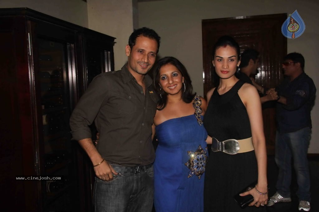 Munisha Khatwani Birthday Party 2011 - 10 / 81 photos