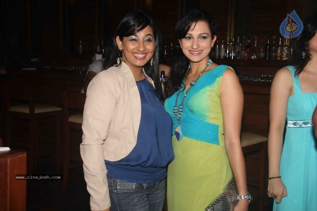 Munisha Khatwani Birthday Party 2011 - 15 / 81 photos