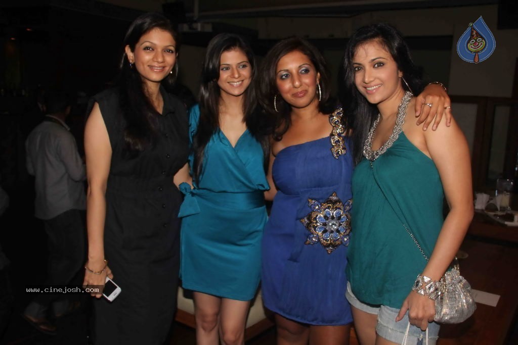 Munisha Khatwani Birthday Party 2011 - 20 / 81 photos