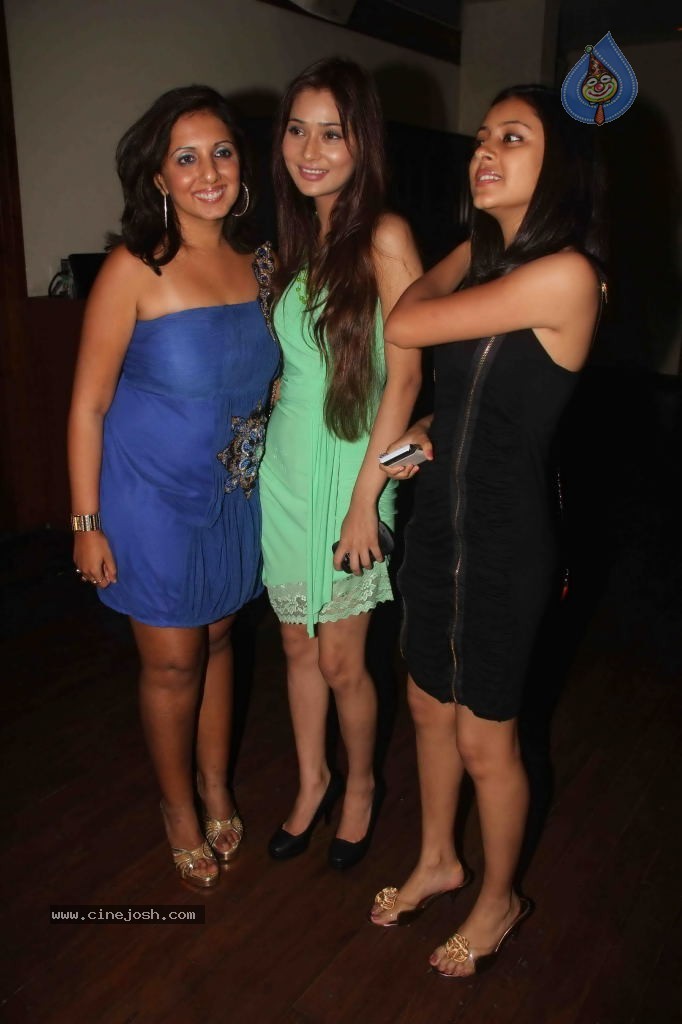 Munisha Khatwani Birthday Party 2011 - 37 / 81 photos