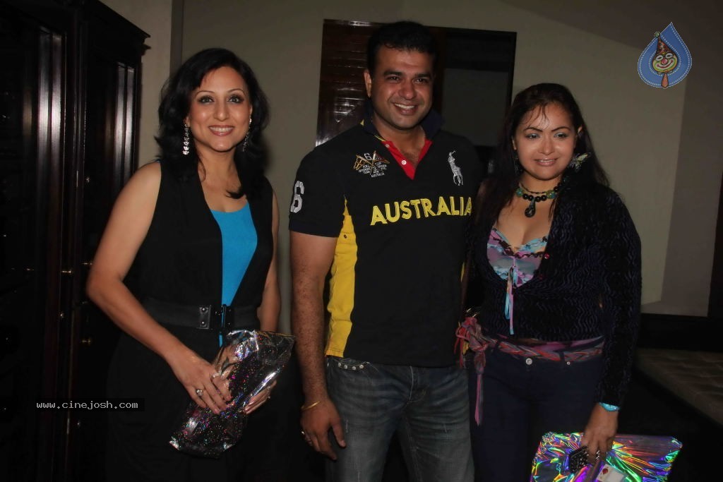 Munisha Khatwani Birthday Party 2011 - 38 / 81 photos