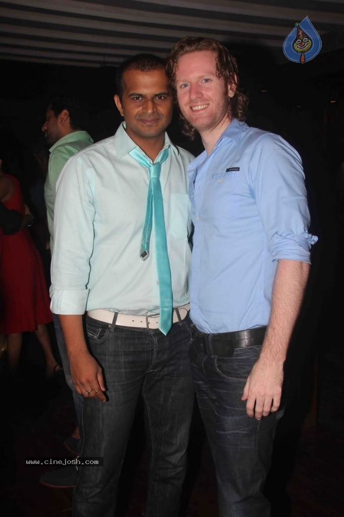 Munisha Khatwani Birthday Party 2011 - 47 / 81 photos