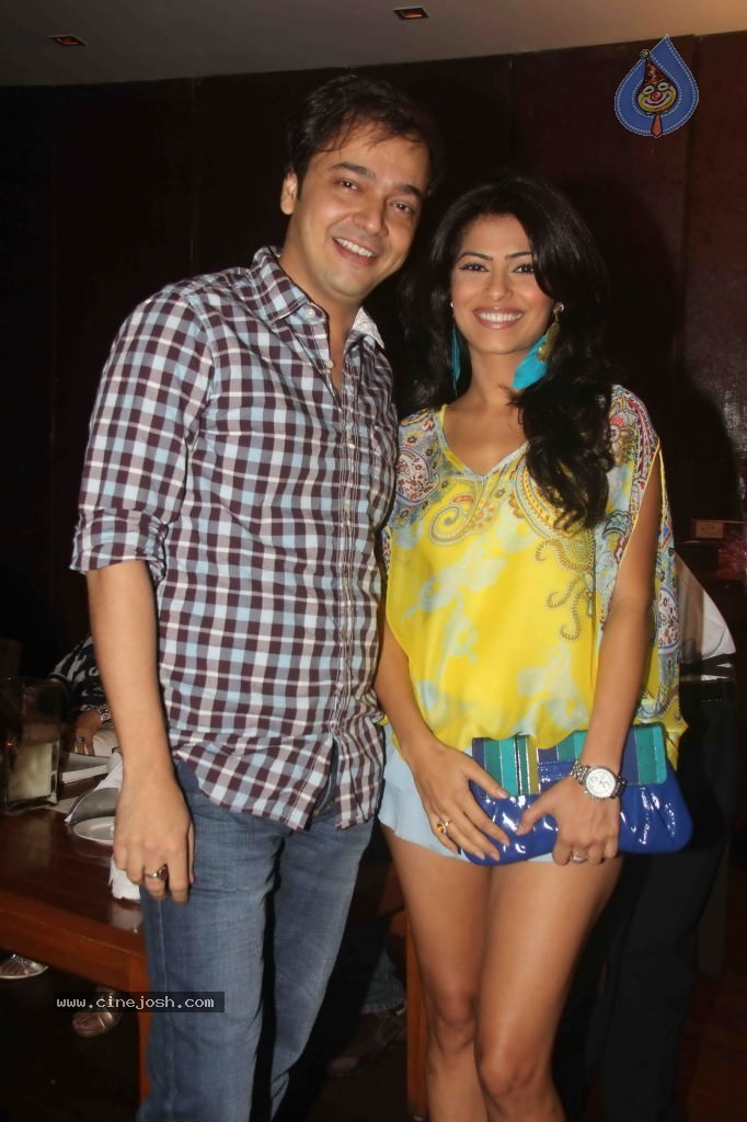 Munisha Khatwani Birthday Party 2011 - 49 / 81 photos