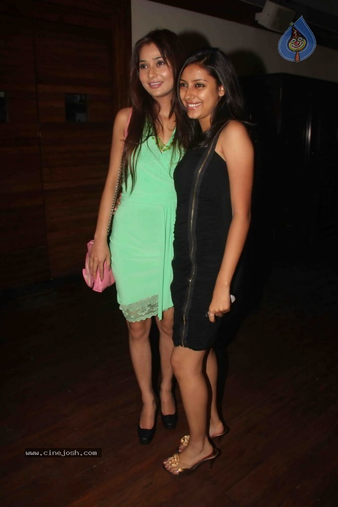 Munisha Khatwani Birthday Party 2011 - 76 / 81 photos
