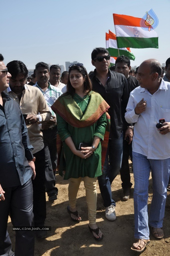 Nagma at Kite Flying Competition  - 6 / 48 photos