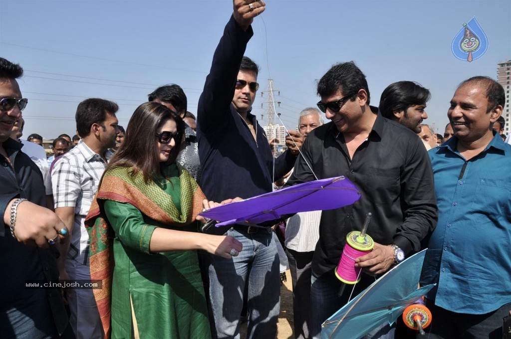 Nagma at Kite Flying Competition  - 28 / 48 photos