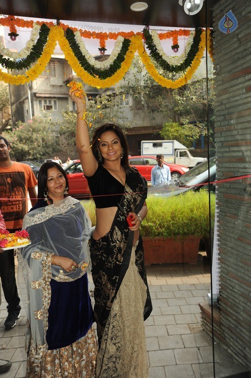 Neetu Chandra Launches Sandhya Singh New Collection - 3 / 21 photos