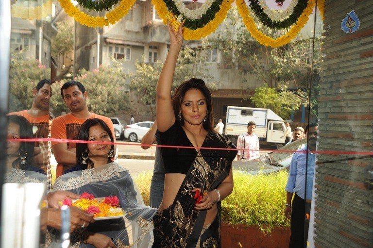 Neetu Chandra Launches Sandhya Singh New Collection - 14 / 21 photos