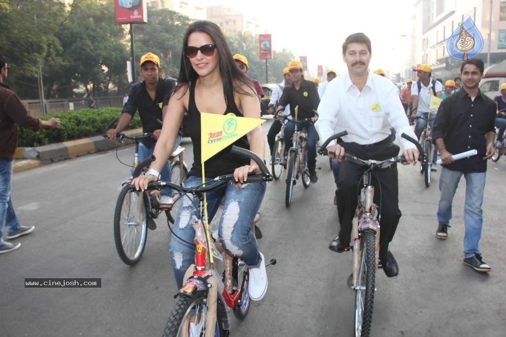 Neha Dhupia at 92.7 FM Cyclogreen Marathon Event - 15 / 40 photos