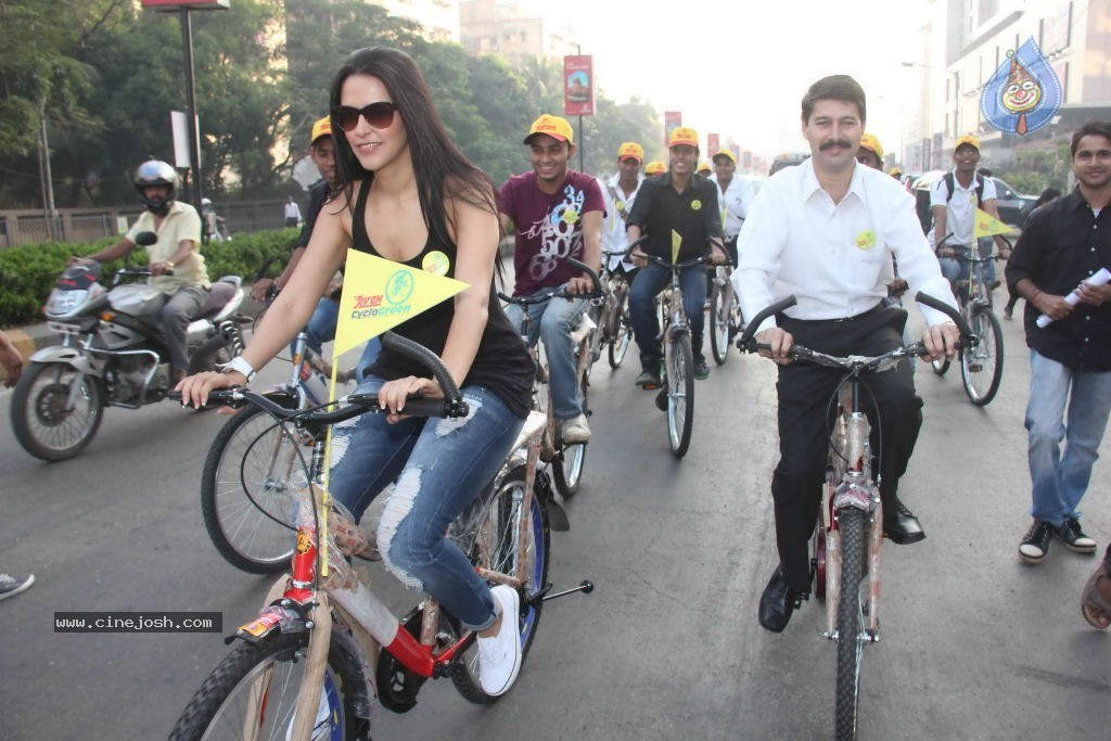 Neha Dhupia at 92.7 FM Cyclogreen Marathon Event - 17 / 40 photos