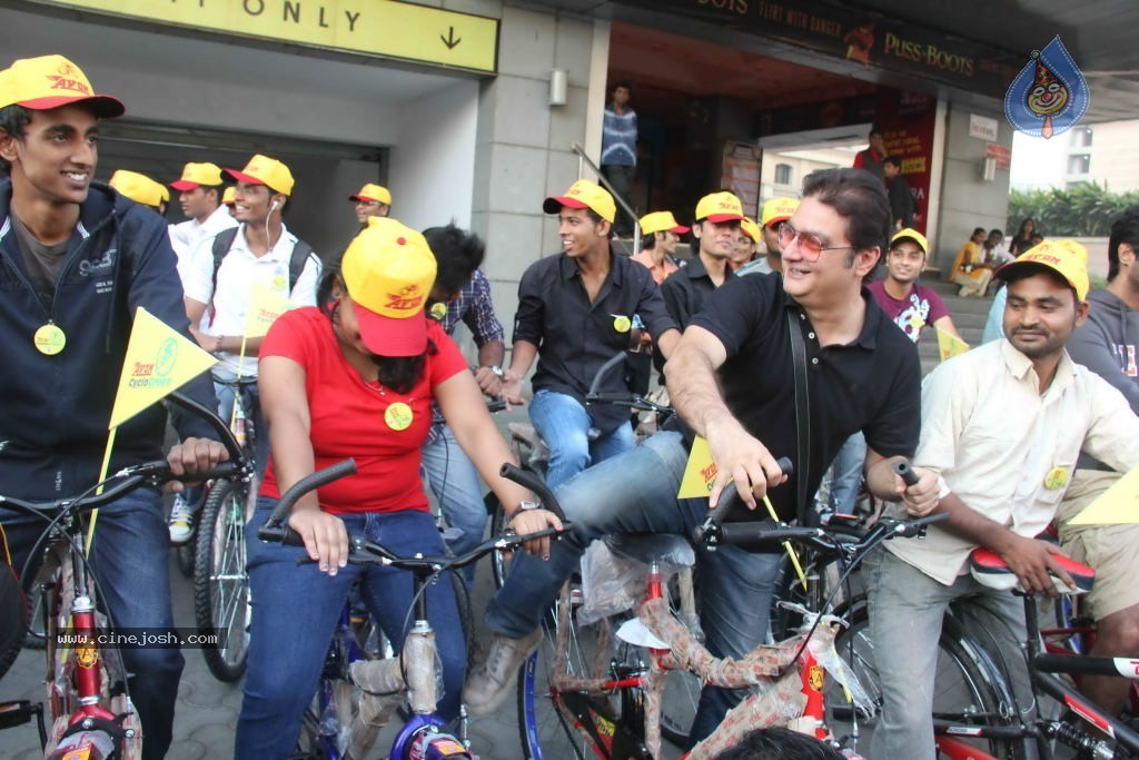 Neha Dhupia at 92.7 FM Cyclogreen Marathon Event - 23 / 40 photos