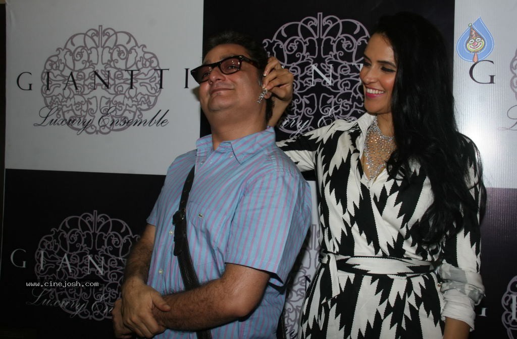 Neha Dhupia at Gianti Event - 26 / 28 photos