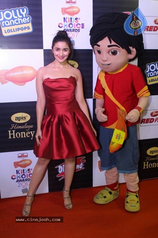 Nickelodeon Kids Choice Awards 2017 Orange Carpet - 18 / 36 photos
