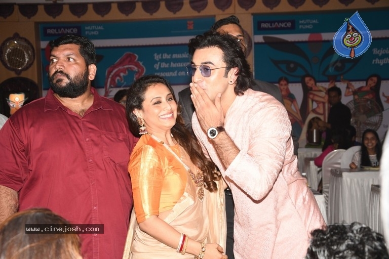 North Bombay Sarbojanin Durga Puja Samity 2017 - 9 / 26 photos