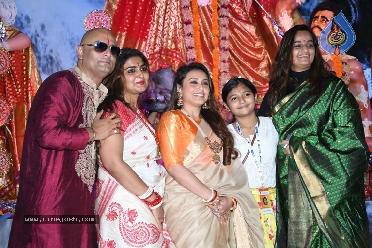 North Bombay Sarbojanin Durga Puja Samity 2017 - 10 / 26 photos