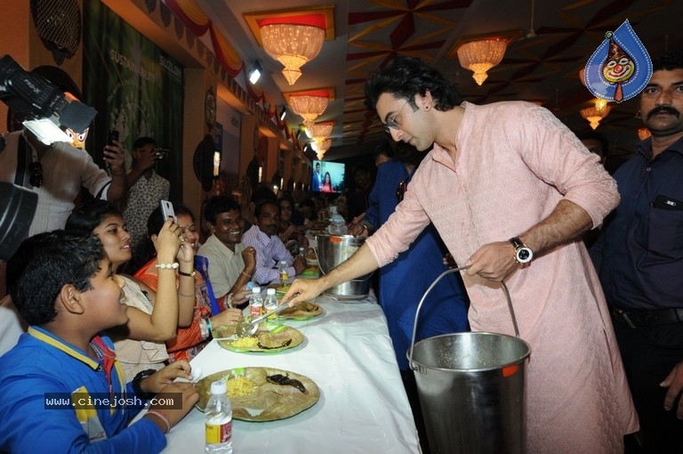 North Bombay Sarbojanin Durga Puja Samity 2017 - 21 / 26 photos