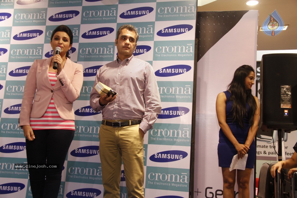 Parineeti Chopra Launches Samsung Galaxy Note 3 - 17 / 36 photos