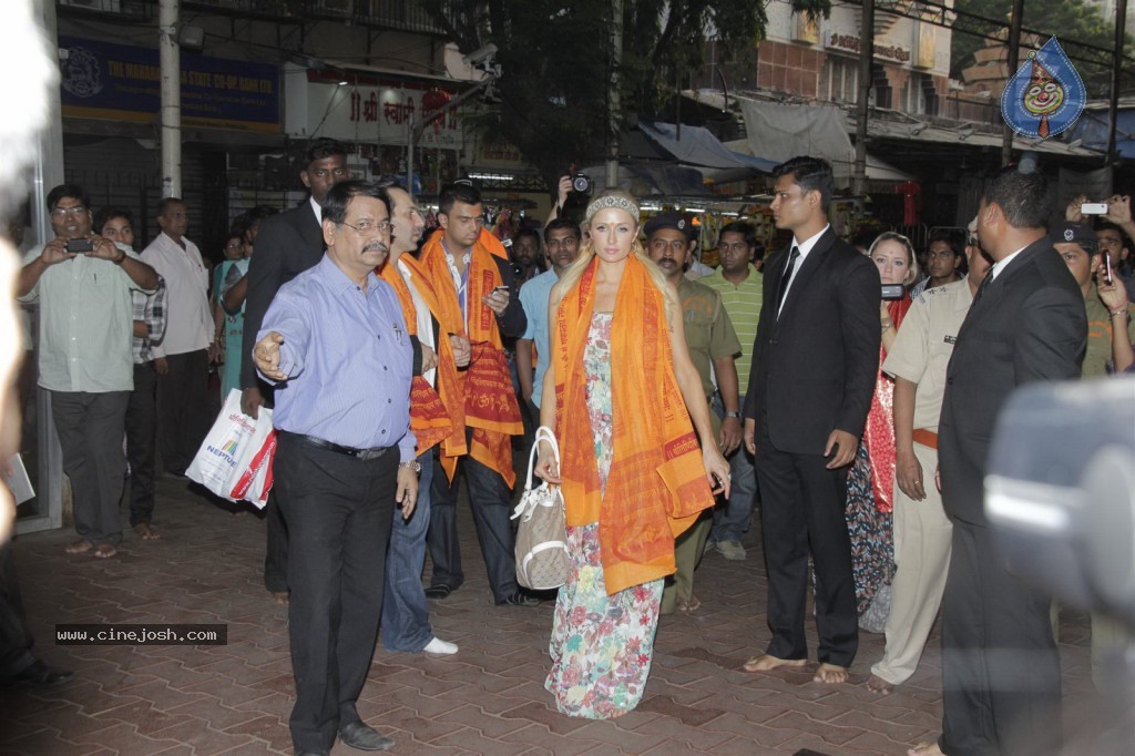 Paris Hilton at Siddhivinayak Temple n Ashray NGO - 10 / 66 photos