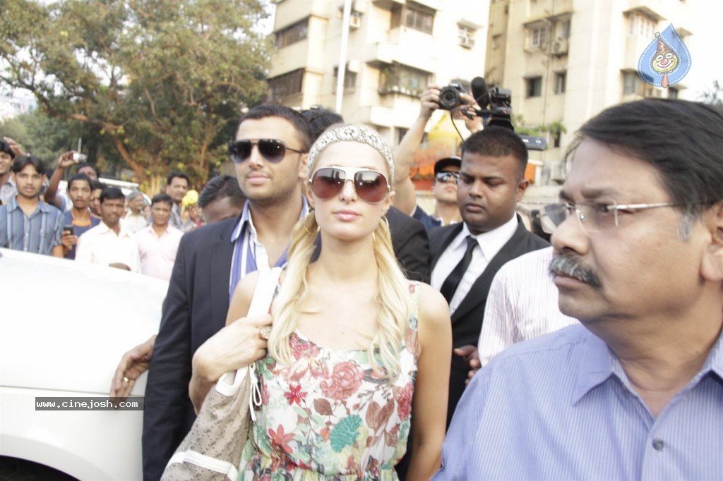Paris Hilton at Siddhivinayak Temple n Ashray NGO - 15 / 66 photos