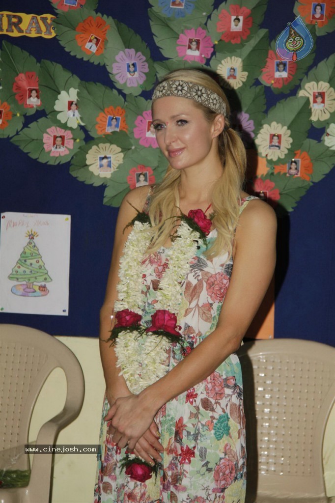 Paris Hilton at Siddhivinayak Temple n Ashray NGO - 32 / 66 photos