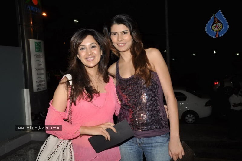 Parul Chaudhary Bday Party - 18 / 44 photos