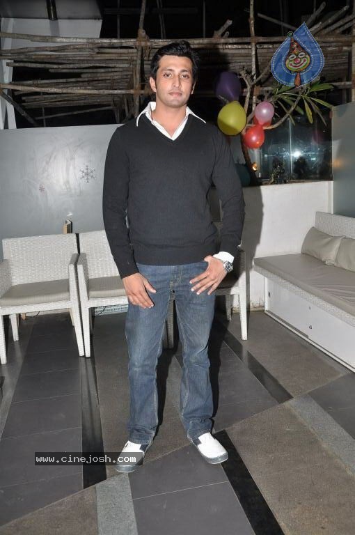 Parul Chaudhary Bday Party - 19 / 44 photos