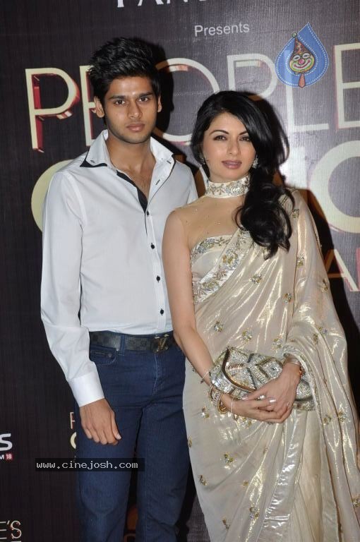 Hot Bolly Celebs at People's Choice Awards 2012 - 95 / 150 photos